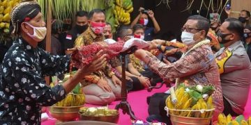 Prosesi jamasan pusaka Tombak Kyai Upas, salah satu ikon pusaka di Tulungagung. Foto: Bacaini/Syailendra