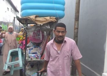 Dorong Gerobak Jual Mainan, Pasutri di Jombang Pergi Haji