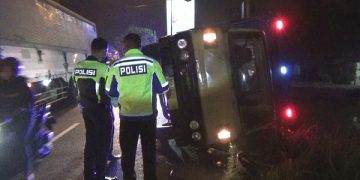 Polisi melakukan olah TKP truk terguling di Jombang. Foto: Bacaini/Syailendra