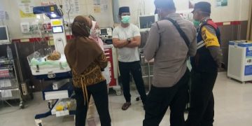Bayi yang dibuang ibu kandungnya dalam perawatan di rumah sakit. Foto: Ist
