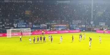 Eksekusi penalti oleh Irsyad Maulana. Foto: Bacaini/A.Ulul