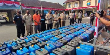 Tersangka sekaligus barang bukti yang diamankan di Mapolres Kediri Kota. Foto: Bacaini/AK.Jatmiko