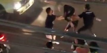Pria penjual tiket yang digebuki di jalan. Foto: Tangkapan layar video