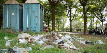 Sampah berserakan di area Simpang Lima Gumul. Foto: Ist