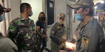 Razia Satpol PP di salah satu rumah kos. Foto: Bacaini