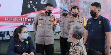 Kapolres Kediri, AKBP Agung Setyo Nugroho berbincang dengan salah satu peserta pengobatan gratis. Foto: Ist