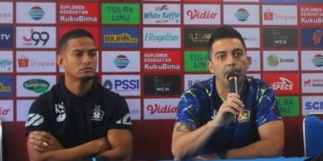 Javier Roca dan Renan Silva saat sesi pre match press conference. Foto: Ist