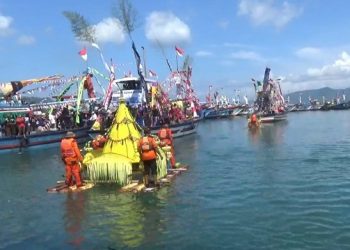 Nelayan Trenggalek Gelar Tradisi Larung Sembonyo