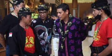 Wali Kota Kediri berbincang dengan pelaku seni jaranan Kota Kediri. Foto: Ist