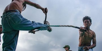 Peserta tiban, cambuk lawannya dengan pecut njalin. Foto: Bacaini/Setiawan