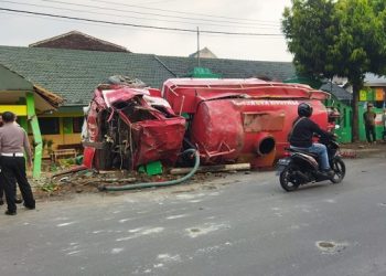 Hindari Truk Pasir, Mobil PMK Tabrak Pagar Hingga Terguling