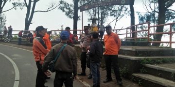 Petugas masih terus melakukan pencarian korban yang hilang di kawasan Gunung Bromo. Foto: Ist