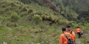Petugas BPBD Kabupaten Malang saat menuju lokasi ditemukannya wisatawan yang hilang di Gunung Bromo. Foto: Ist