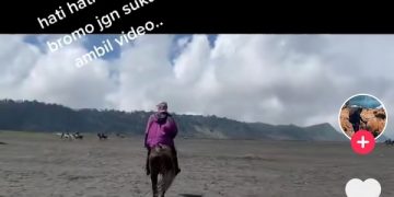 Wisatawan Gunung Bromo dipalak penunggang kuda. Foto: tangkapan layar video