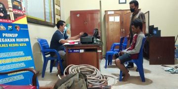 Pelaku dan barang bukti diamankan di kantor Polsek Kota Kediri. Foto: Bacaini/AK.Jatmiko