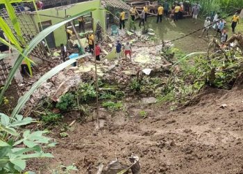 Korban Longsor Lereng Gunung Wilis Tinggal di Kandang Sapi