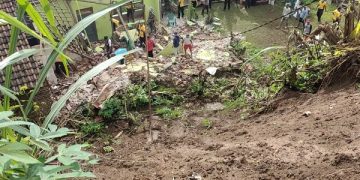 Kondisi rumah Slamet yang hancur tertimpa material longsor. Foto: Bacaini/AK.Jatmiko