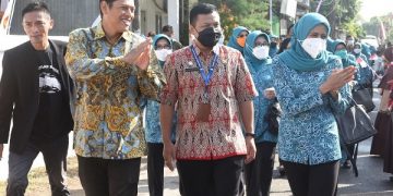 Wali Kota Kediri bersama Ketua TP PKK Kota Kediri dan Ketua Tim Penilai dari Provinsi Jatim. Foto: Ist