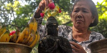 Prosesi siraman dalam Upacara Ulur-Ulur di Telaga Buret Tulungagung. Foto: Bacaini/Setiawan