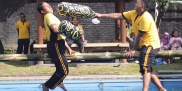 Lomba gebuk bantal anggota Polres Kediri. Foto: Bacaini