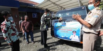 Pemberangkatan bibit ikan nila daru Dinas Perikanan Kabupaten Kediri menuju Singapura. Foto: Ist