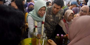Wali Kota Kediri, Abdullah Abu Bakar diantara ramainya pengunjung Festival Jajan Pasar 2022. Foto: Ist