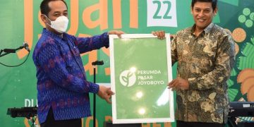 Wali Kota Kediri Abdullah Abu Bakar menunjukkan logo baru Perumda Pasar Joyoboyo. Foto: Ist