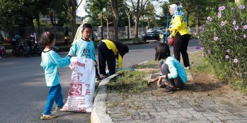 Kegiatan bersih-bersih di GOR Jayabaya Kota Kediri. Foto: Ist
