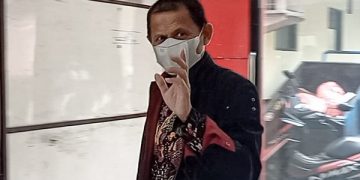 Mantan Sekda Pemkab Tulungagung, Indra Fauzi yang akan memasuki ruang pemeriksaan penyidik KPK. Foto: Bacaini/Setiawan
