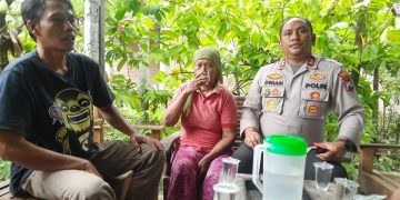 Kapolres Trenggalek di kediaman keluarga Muhadi. Foto: Bacaini/Aby