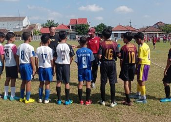 Pemain Persik Bagikan 100 Bola Untuk SSB di Kediri