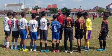 Arthur Irawan saat sesi coaching clinic bersama anak-anak SSB di lapangan Desa Doko. Foto: Bacaini/Novira