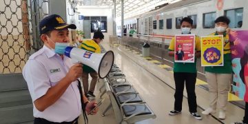 Kampanye antisipasi kekerasan dan pelecehan seksual di dalam kereta api di Stasiun Kediri. Foto: Bacaini/Novira