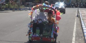 Nurul Eni Kusrini, istri Minarto, calon jamaah haji yang berangkat naik becak hias. Foto: Bacaini/Syailendra