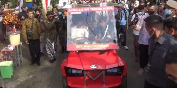 Sandiaga Uno bersama Bupati Trenggalek naik mobil listrik tenaga surya. Foto: Bacaini/Aby