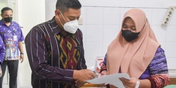 Wali Kota Kediri serahkan dokumen kependudukan ibu melahirkan di RSUD Kilisuci. Foto: Ist