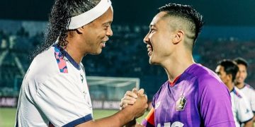 Living Legend asal Brasil Ronaldinho memberi ucapan selamat kepada Kapten Persik Artur Irawan. Foto: Bacaini/A. Ulul