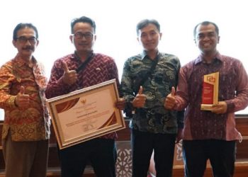 Tim Kominfo Kota Kediri usai meenerima penghargaan. Foto: Humas