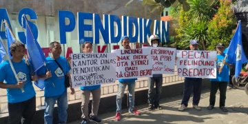 Aksi massa di Kantor Dinas Pendidikan Kota Kediri. Foto: Bacaini/AK.Jatmiko