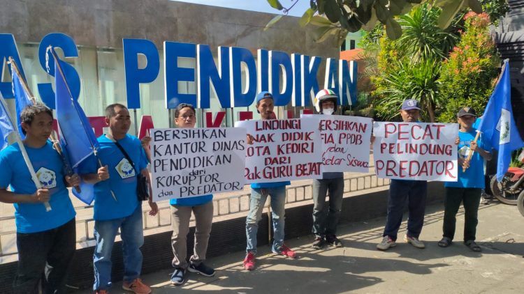 Buntut Kasus Guru Cabul, Kantor Dindik Diluruk Pendemo