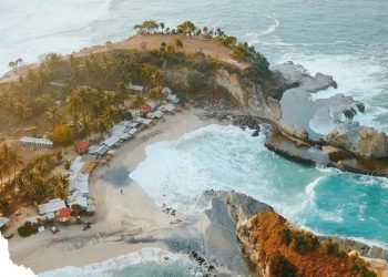 Pantai Klayar, salah satu destinasi wisata alam di Pacitan. Foto: IG @disparbudporapacitan