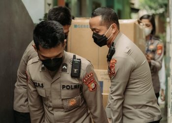 Polisi Bersama Relawan Sukses Salurkan 11 Ton Rendang Qurban Barakah