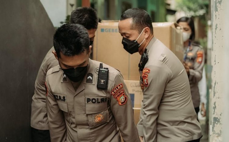 Polisi Bersama Relawan Sukses Salurkan 11 Ton Rendang Qurban Barakah