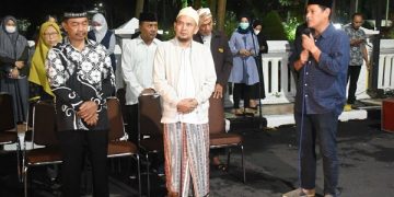 Wali Kota Kediri saat memberikan sambutan sebelum keberangkatan calon jamaah haji. Foto: Ist