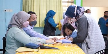 Penyaluran bantuan Atensi di Ruang Pertemuan Dinsos Kota Kediri. Foto: Ist