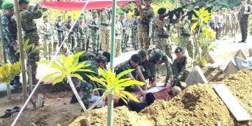 Prosesi pemakaman Pratu Anumerta Beryl. Foto: Bacaini/AK.Jatmiko