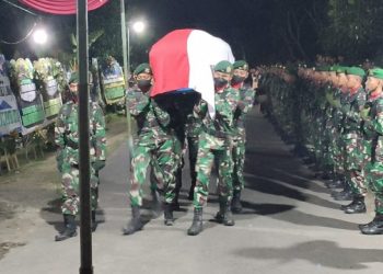 Kedatangan jenazah Pratu Anumerta Beryl di rumah duka. Foto: Bacaini/AK.Jatmiko