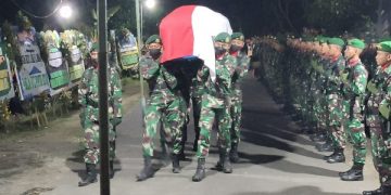Kedatangan jenazah Pratu Anumerta Beryl di rumah duka. Foto: Bacaini/AK.Jatmiko