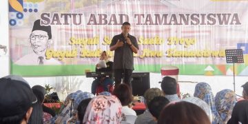 Wali Kota Kediri saat hadir dalam Reuni Akbar Satu Abad Taman Siswa. Foto: Ist