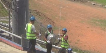 Proses penurunan lampu Stadion Brawijaya. Foto: Bacaini/Darman